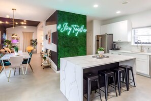 Talo (Multiple Bedrooms) | Sisätilat
