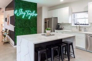 Talo (Multiple Bedrooms) | Sisätilat