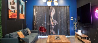 Austin Icon Group Mansion - 6min to Rainey Street