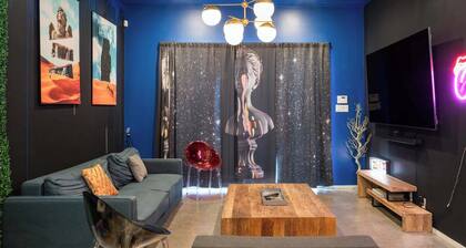 Austin Icon Group Mansion - 6min to Rainey Street