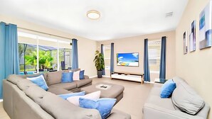 House (6 Bedrooms) | Interior