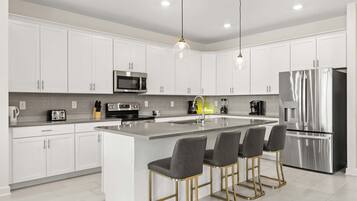 House (6 Bedrooms) | Interior
