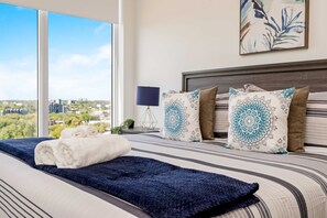 Apartment (1 Bedroom) | Interior - Stylish 1BR Condo w Balcony & Skyline Views (Kitchener)