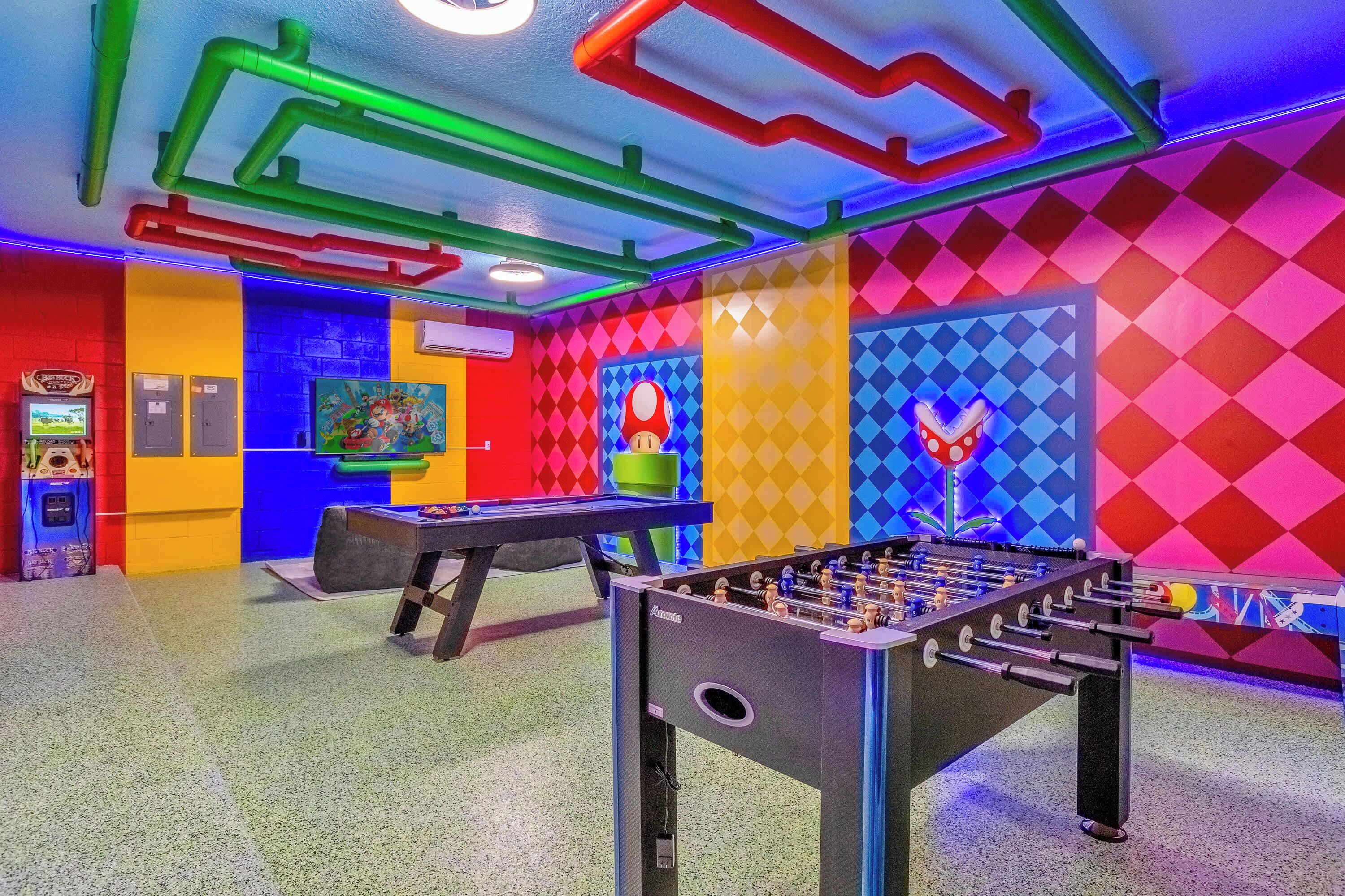 Un espace intérieur lumineux, agrémenté d’un baby-foot, de murs aux couleurs vives et d’un coin salon bleu.
