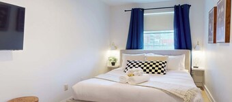 Casa Hotels Elegant 2BR Suite in Leslieville