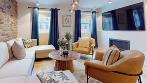 Studio (2 Bedrooms) | Front of property - Casa Hotels Elegant 2BR Suite in Leslieville (Toronto)