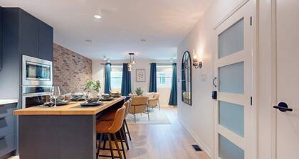 Casa Hotels Elegant 2BR Suite in Leslieville