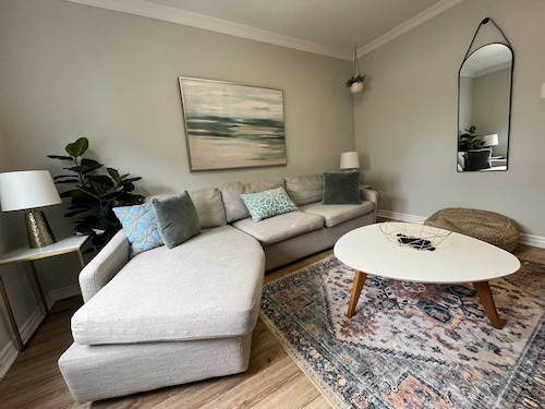 Casa Hotels: Modern 2BR Suite in Leslieville