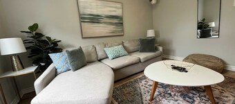 Casa Hotels: Modern 2BR Suite in Leslieville