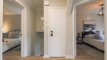 Studio (2 Bedrooms) | Interior