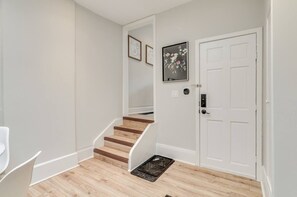 Interior - Casa Hotels: Chic Suite w Fireplace Leslieville (Toronto)