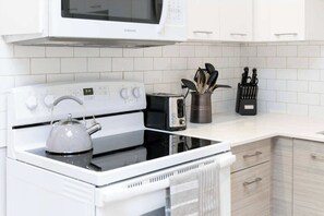 Interior - Casa Hotels: Chic Suite w Fireplace Leslieville (Toronto)