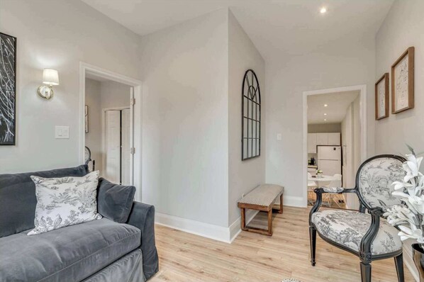 Interior - Casa Hotels: Chic Suite w Fireplace Leslieville (Toronto)