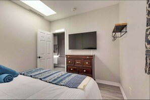 Interior - Elegant Suite w Patio, BBQ Grill! (Toronto)