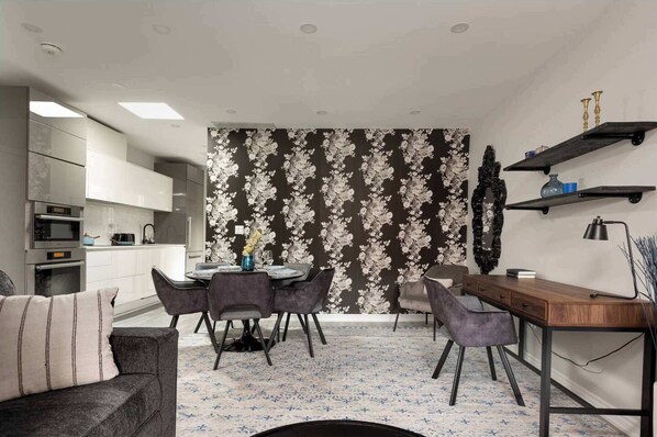 Interior - Elegant Suite w Patio, BBQ Grill! (Toronto)