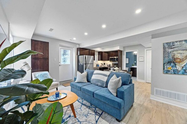 Front of property - Stylish Modern Family Suite With Patio (Toronto)