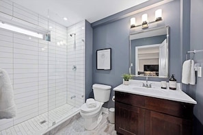 Studio (2 Bedrooms) | Interior - Stylish Modern Family Suite With Patio (Toronto)