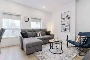 Interior - Casa Hotels Mccaul New w/ Workspace & Kitchen (Toronto)