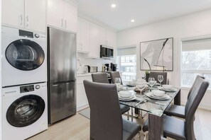 Interior - Casa Hotels Mccaul New w/ Workspace & Kitchen (Toronto)