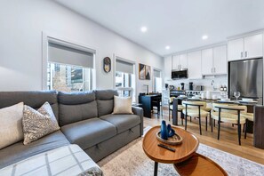 Estudi (3 Bedrooms) | Interior
