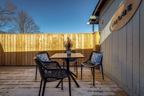 Interior - Casa Hotels: Stylish Suite With Patioleslieville (Toronto)