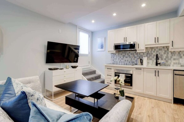 Front of property - Casa Hotels: Stylish Suite With Patioleslieville (Toronto)