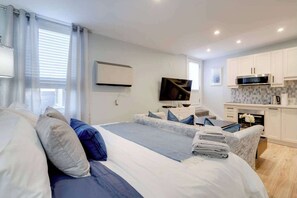 Interior - Casa Hotels: Stylish Suite With Patioleslieville (Toronto)