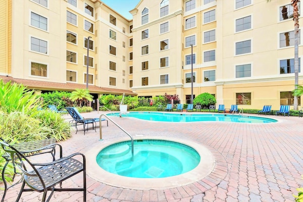 Near Disney King Bed Condo Unit - Pool & Hot Tub! - Orlando