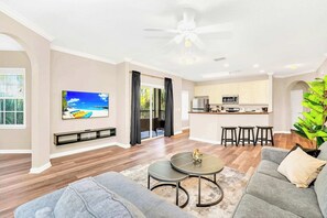 Front of property - Upstay: Pet-friendly Family Condo w Poolsleeps 8 (Winter Garden)