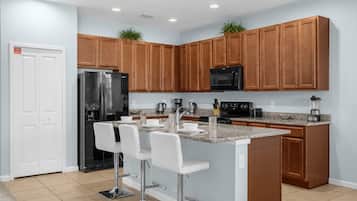 House (5 Bedrooms) | Interior