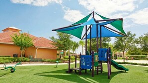Ein Spielplatz mit Klettergerüst, Rutschen und Sportgeräten.