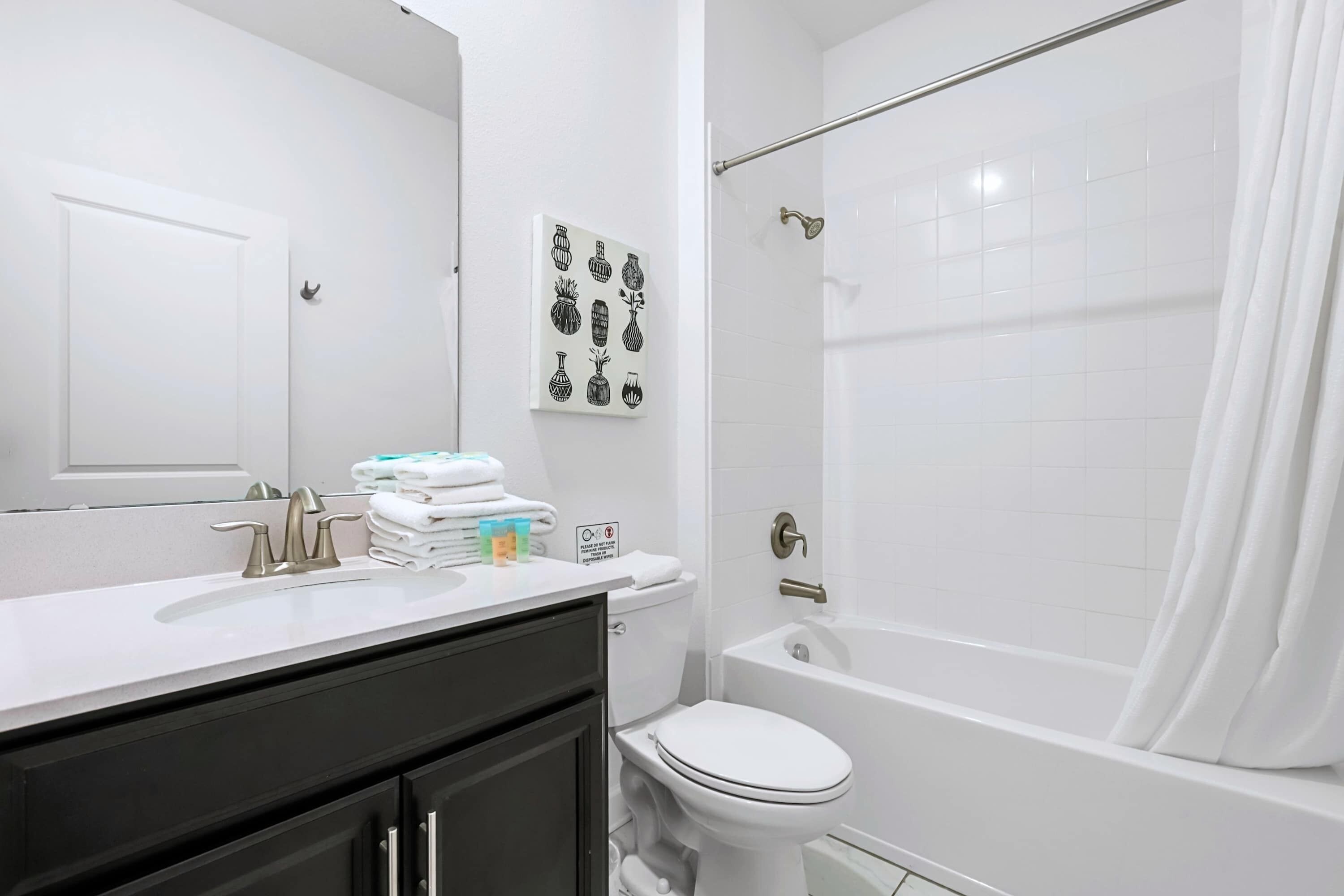 Ein Badezimmer mit Waschbecken, Toilette und Badewanne.