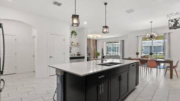 House (6 Bedrooms) | Interior