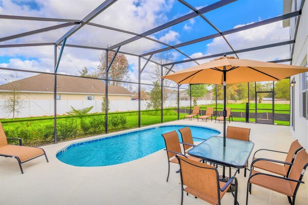Upstay: Resort Villa W Pool & Cinema Near Disney - Kissimmee, FL