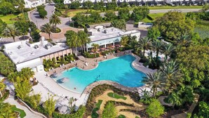 A resort with a large swimming pool, landscaped gardens, and a clubhouse. - Upstay Family Getaway With Pool Near Disney (Davenport)