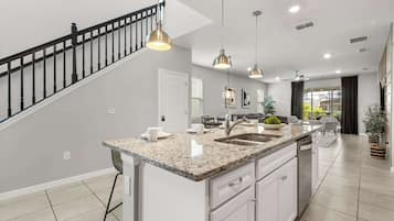 House (6 Bedrooms) | Interior