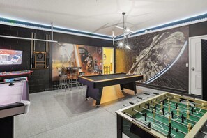 Ein Raum mit Poolbillardtisch, Kicker und einer Nintendo-Spielzone.