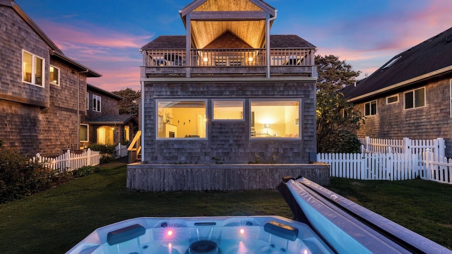 Beachside Retreat w/ Hot Tub, Balcony Dining & Blue-ceiling Charm Sea Cured by Avantstay