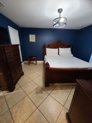 Tabla de planchar con plancha, wifi y ropa de cama 