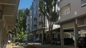 A multi-story parking garage with several cars parked. - Beautiful, cozy apartment in Pereque Açu, Passaredo, Ubatuba. (Ubatuba)