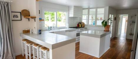 Réfrigérateur, micro-ondes, plaque de cuisson, lave-vaisselle