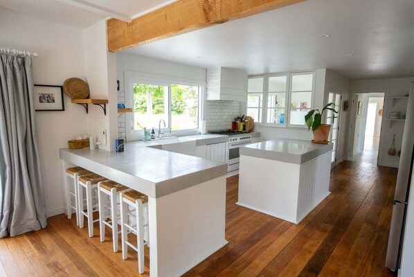 Fridge, microwave, stovetop, dishwasher