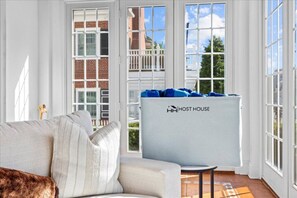 TV, fireplace, books - Designer 7BR Beach Block Estate – 7BR/5.5BA (Ventnor City)