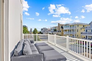 Terrace/patio - Designer 7BR Beach Block Estate – 7BR/5.5BA (Ventnor City)
