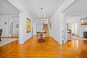Interior - Designer 7BR Beach Block Estate – 7BR/5.5BA (Ventnor City)