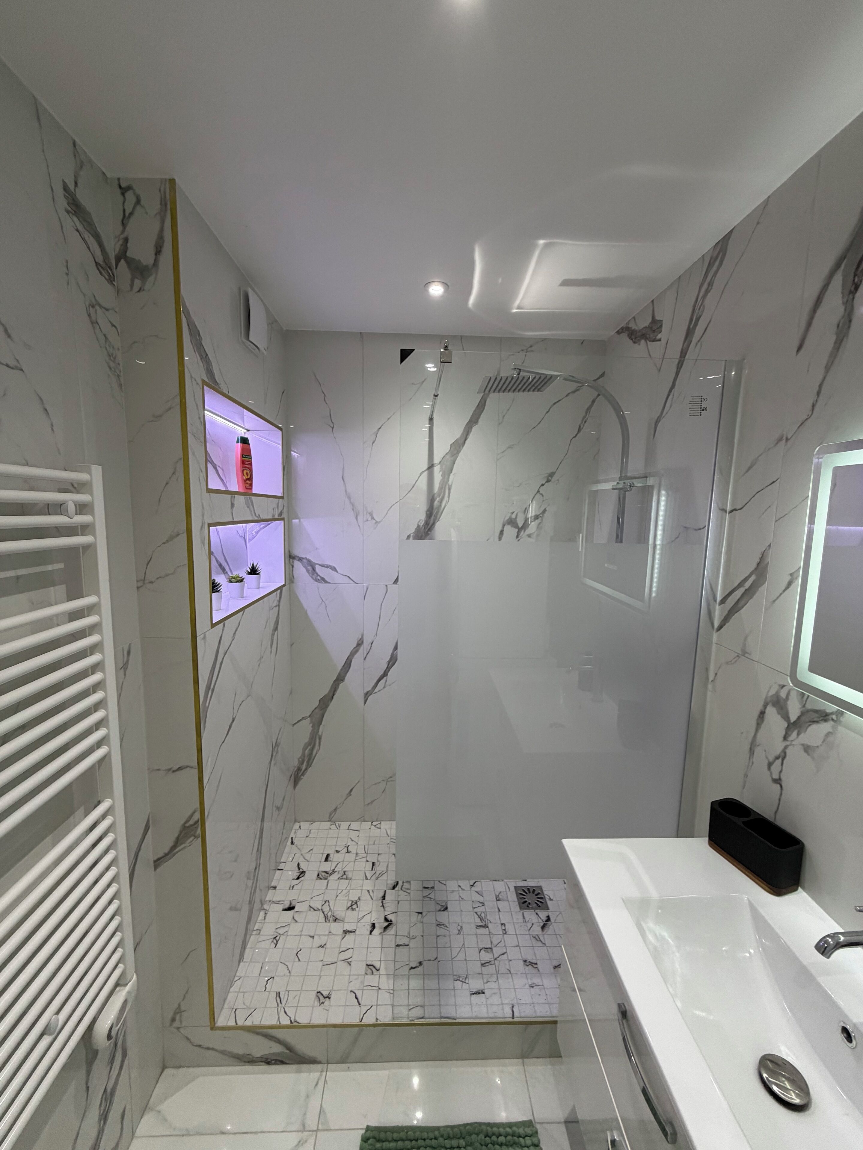 Sèche-cheveux, serviettes fournies, shampoing, papier toilette