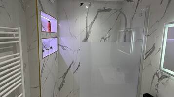 Secadora de cabello, toallas, shampoo, papel de baño