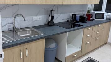 Micro-ondes, bouilloire électrique, grille-pain