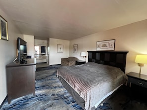 Tabla de planchar con plancha, wifi gratis y ropa de cama