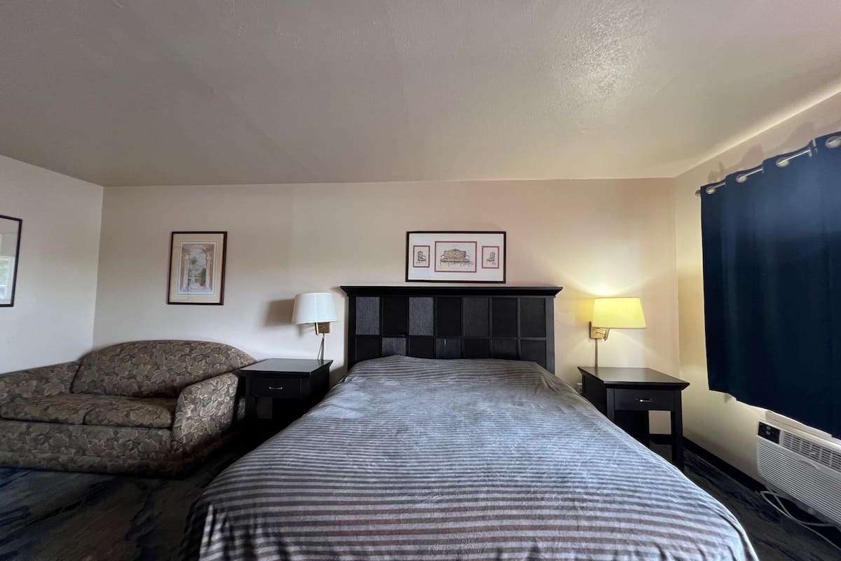 Deluxe Room, 1 King Bed, Non Smoking | Iron/ironing board, free WiFi, bed sheets